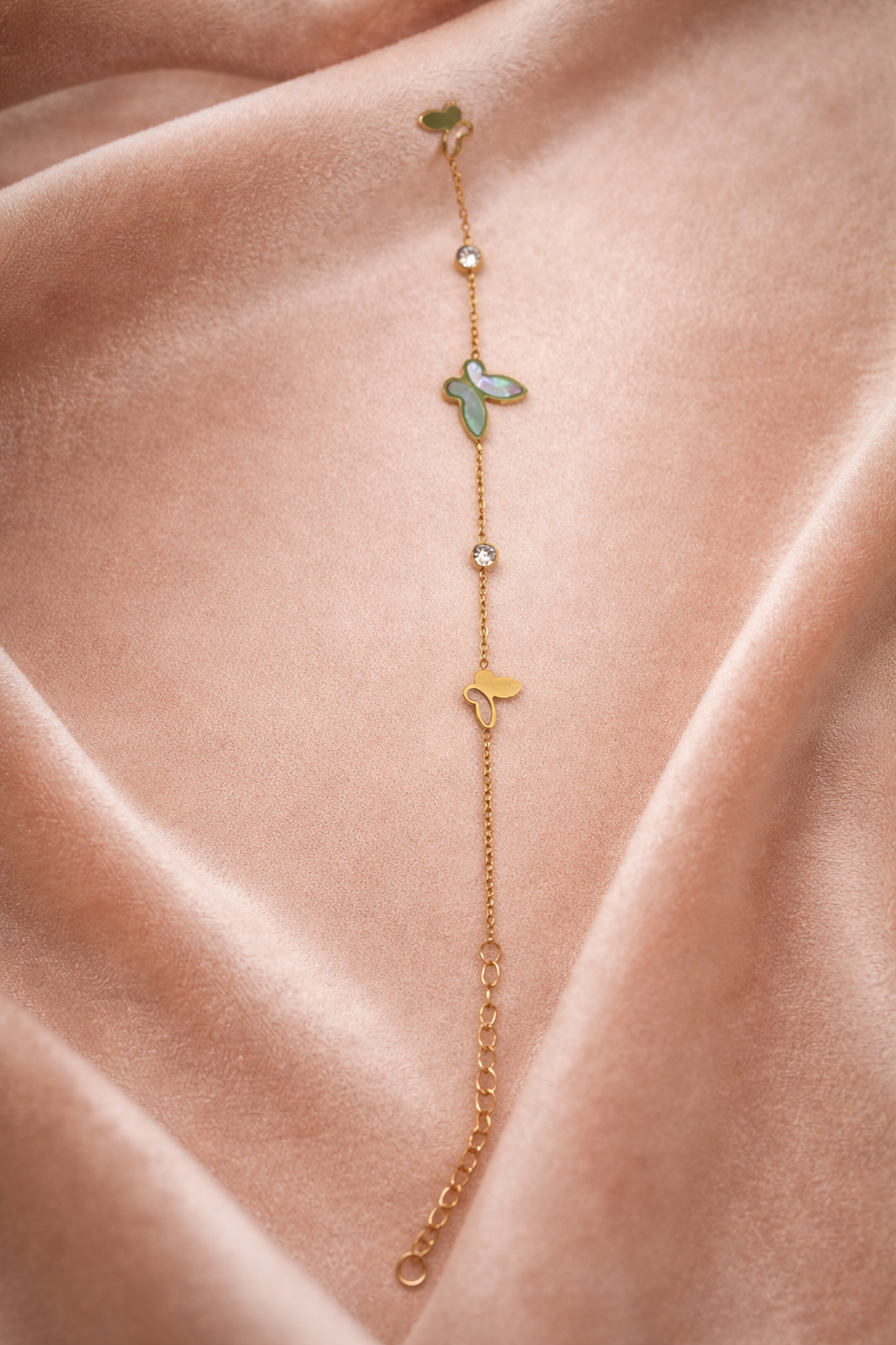 The pendant on a rose cloth background 