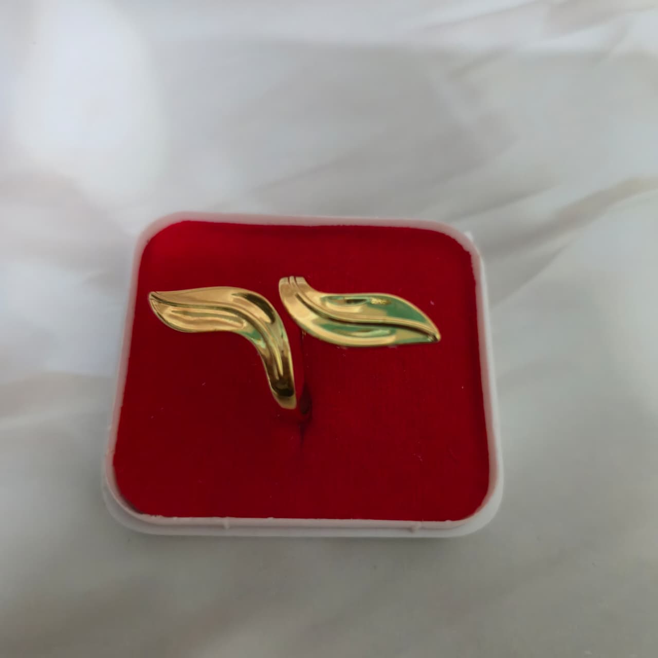 Adjustable leaf shaped ring