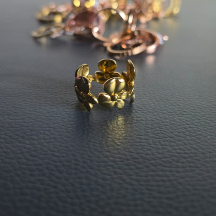 Gold ring with flower shaped 