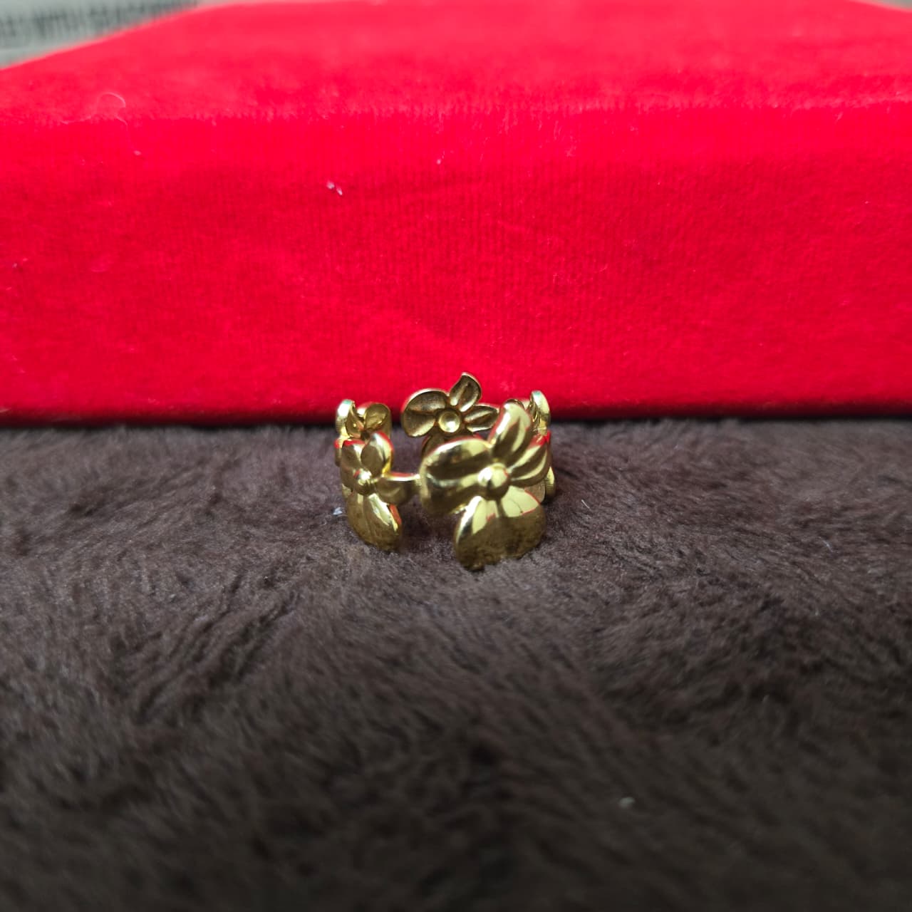 Adjustable Gold ring with floral design 